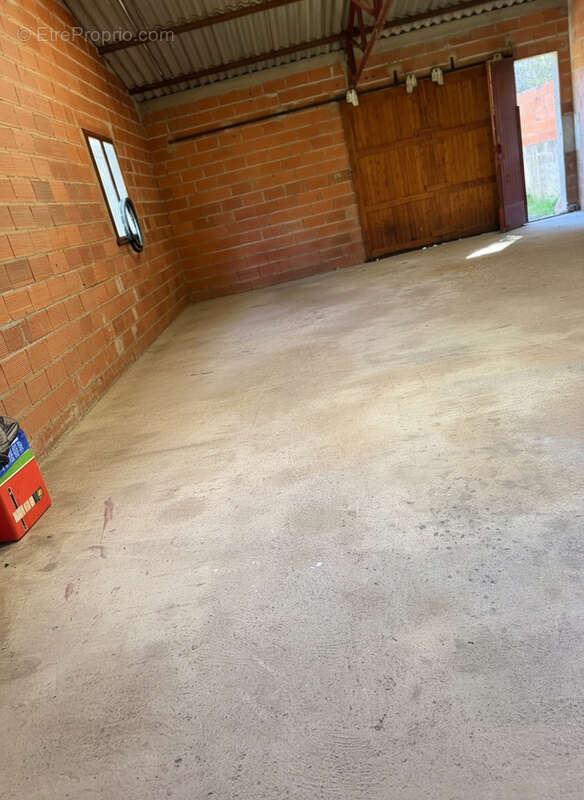 Parking à VILLENEUVE-LES-CORBIERES