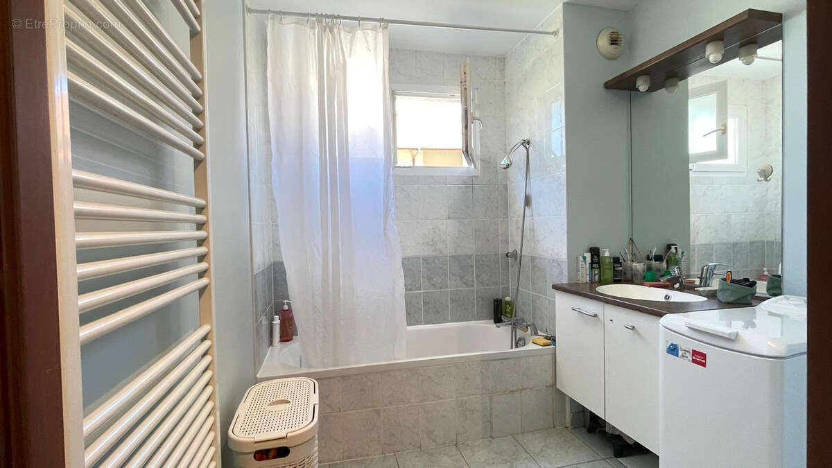 Appartement à ETREMBIERES