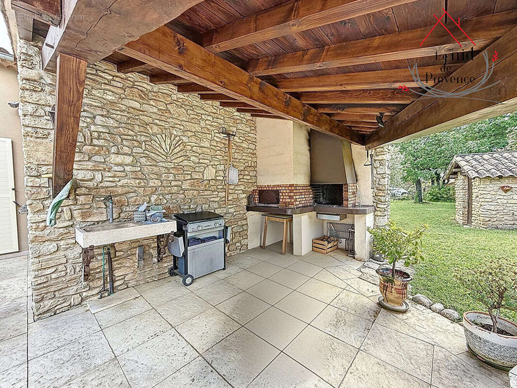 Maison à LA ROQUE-SUR-PERNES