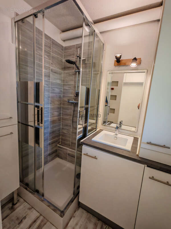 Studio cabine avec grande terrasse et parking, dans résidence avec piscine - photo 4