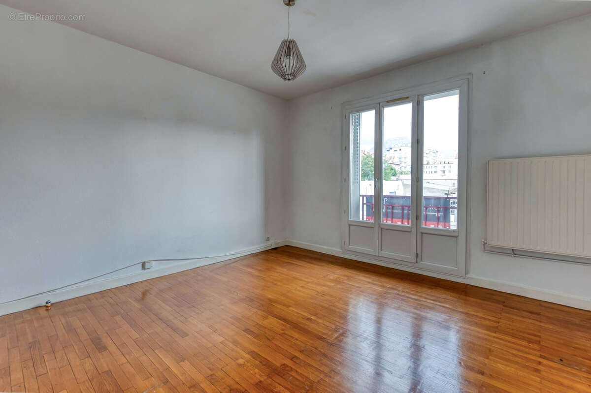 Rue des Alliés - Lumineux T3 de 61.03m2 traversant avec balcon - vue sur la Bastille - photo 2