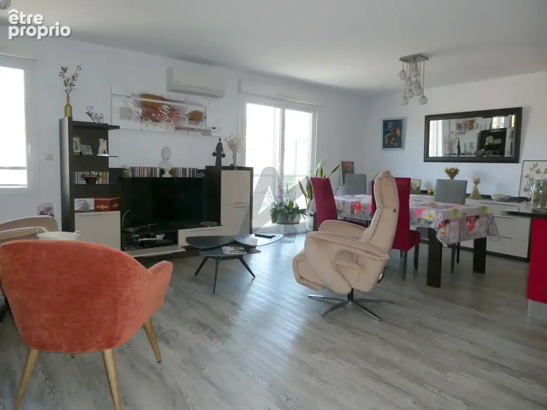 Très bel appartement dernier étage avec balcon, vue dominte et garage. - photo 5