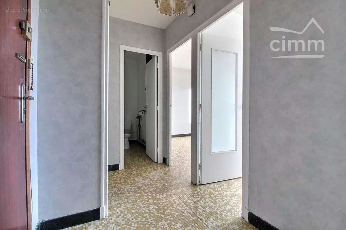 A VENDRE - T2 avec balcon, cave et ascenseur - photo 4