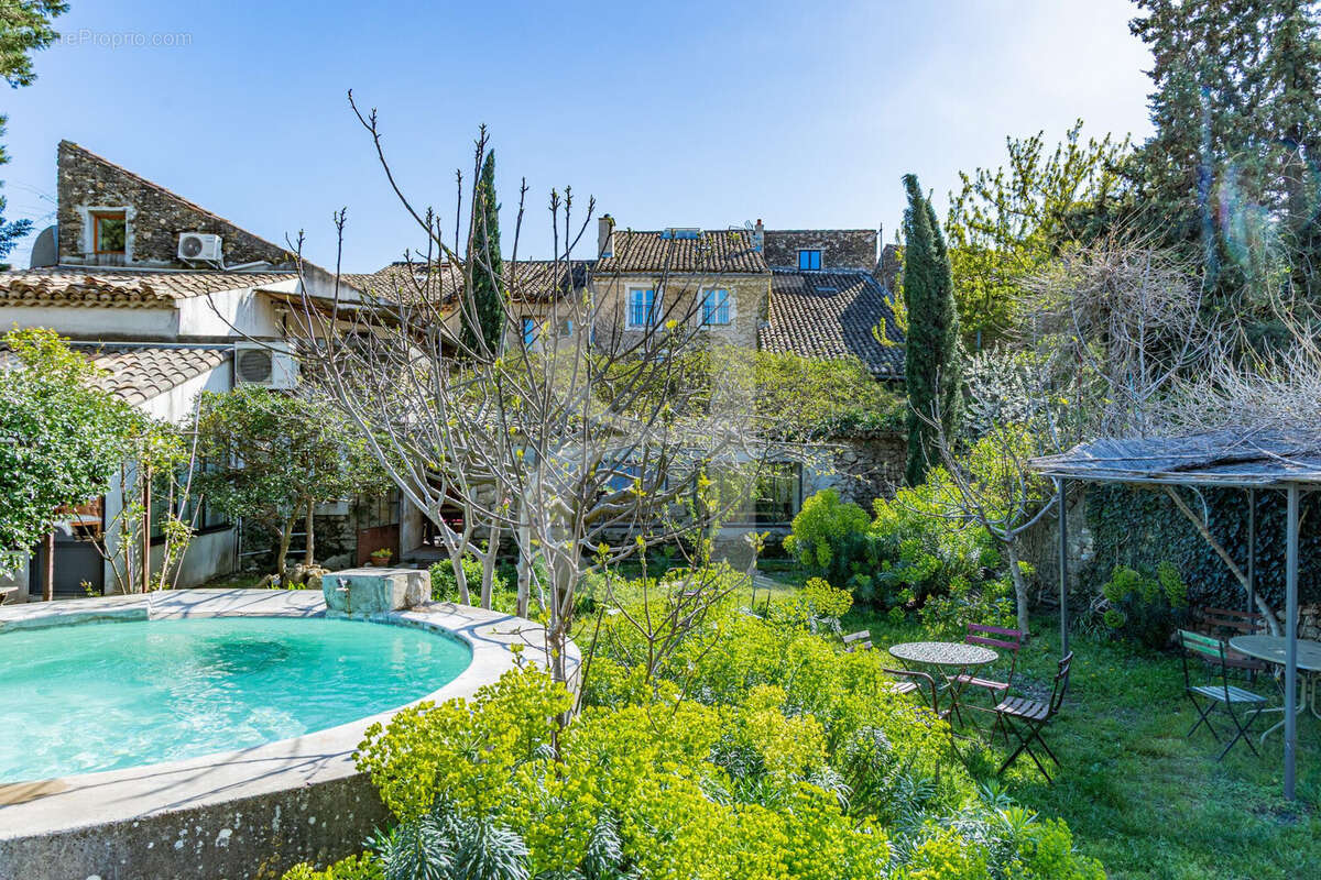 Maison à SAINTE-CECILE-LES-VIGNES