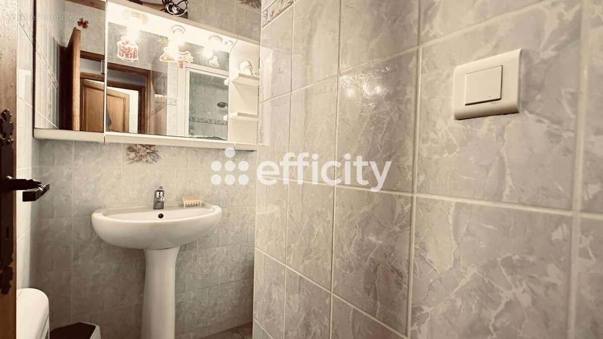 Maison à SAINT-JULIEN-DE-PEYROLAS