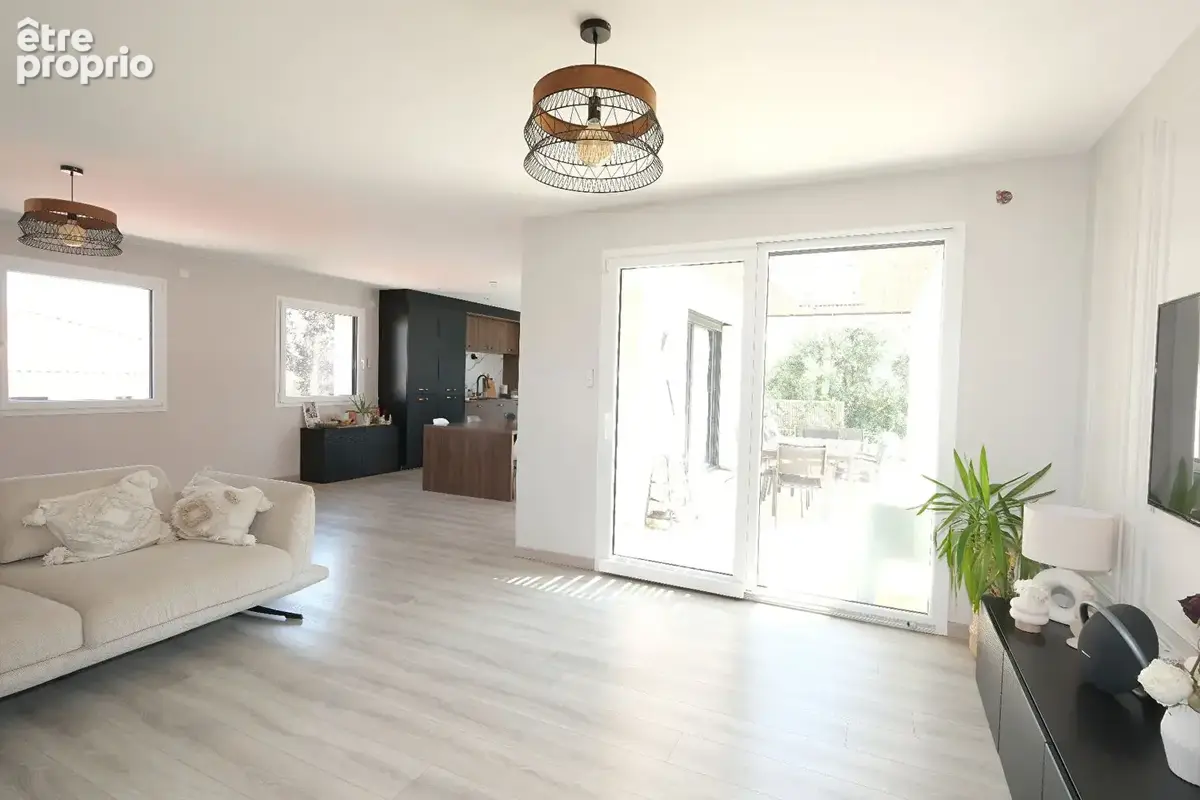 Maison contemporaine 7 pièce(s) 180.47 m2 - Très lumineuse et fonctionnelle - 4 chambres - bureau - piscine - DPE B - photo 3
