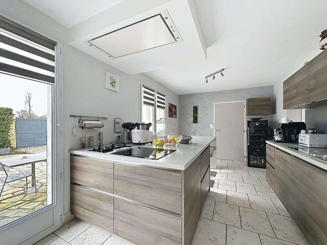 Maison à SAINT-HILAIRE-DE-CHALEONS