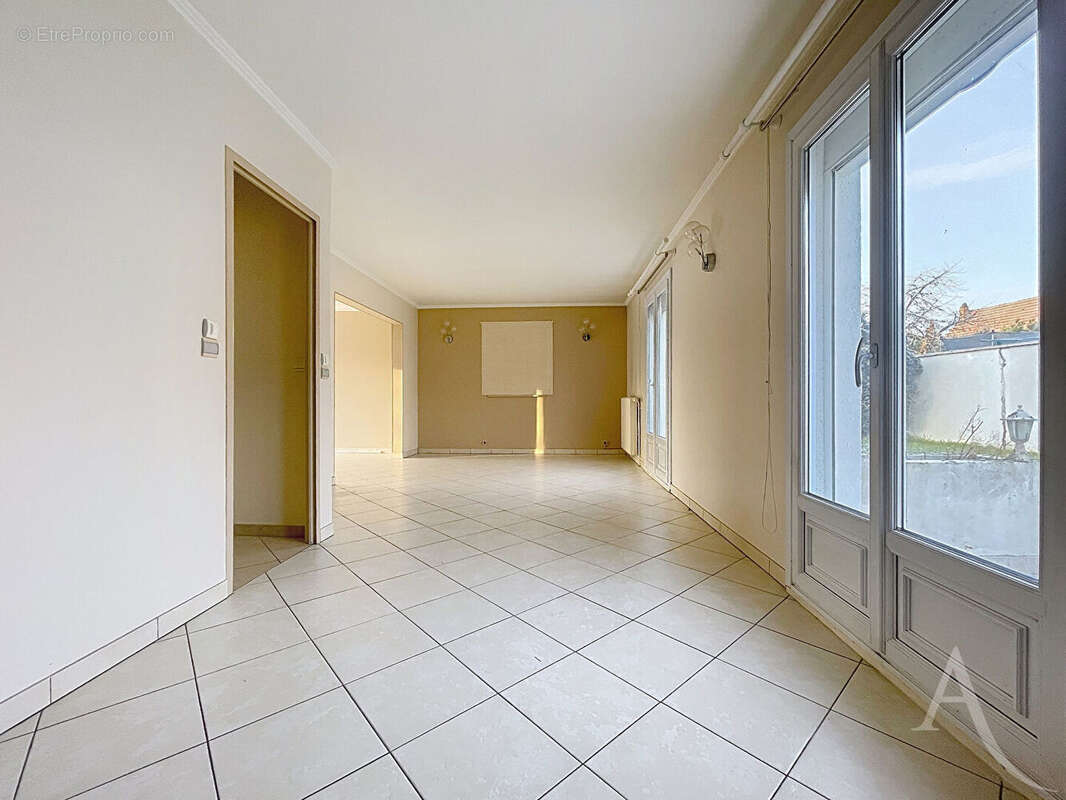 Maison à LES MUREAUX