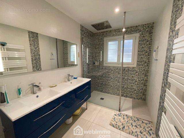 Salle d'eau rez de chaussée - Maison à NOYON