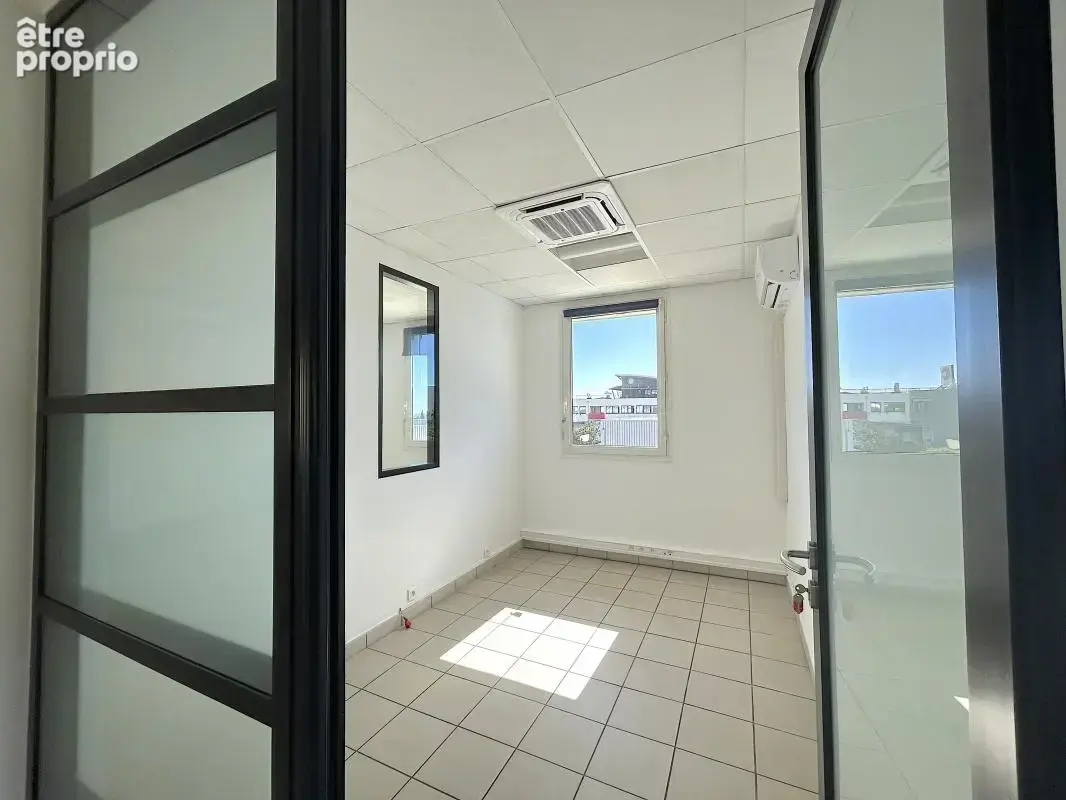 A acheter - bureaux avec 7 stationnements - photo 7