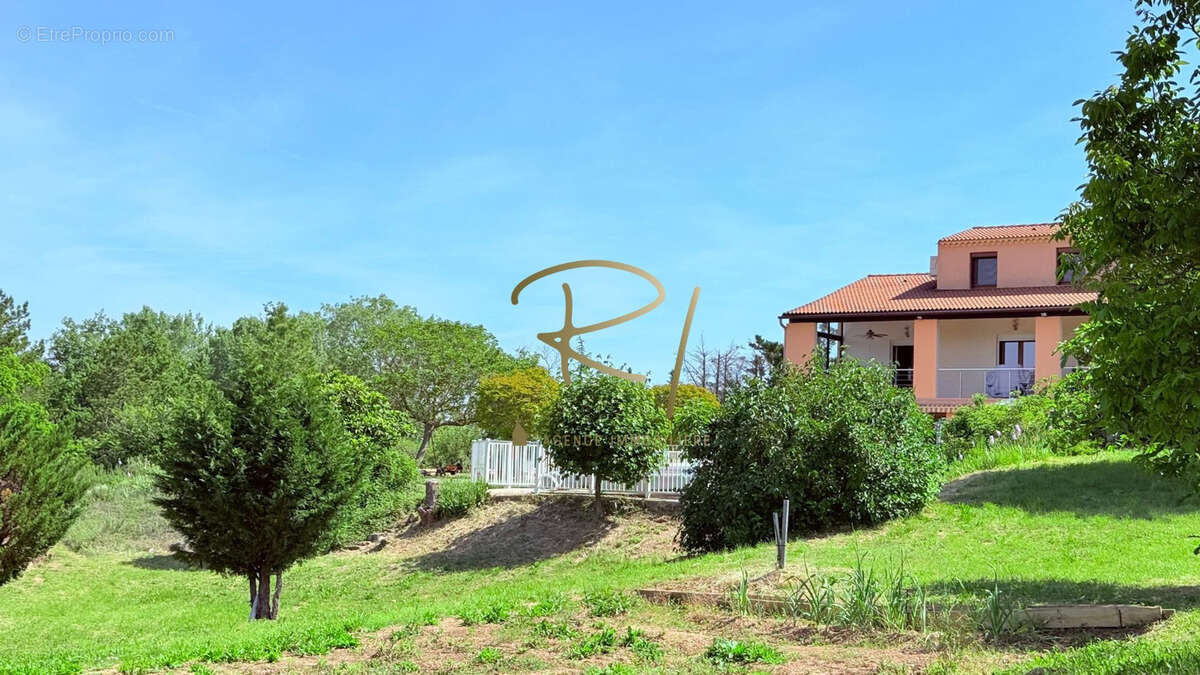Maison à SAINT-SAUVEUR-DE-CRUZIERES