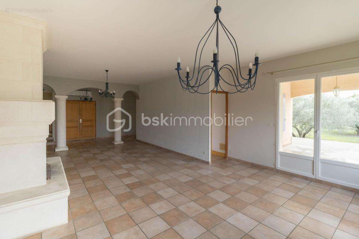Belle villa de plain-pied avec annexes et piscine - photo 12