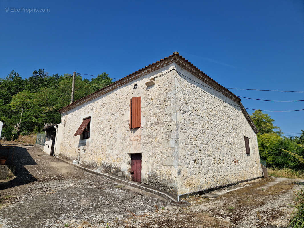 Sur les hauteurs d'Hautefage, vue MAGNIFIQUE. Ensemble immobilier Maison-Grange-Longère en pierre à rénover. - photo 18