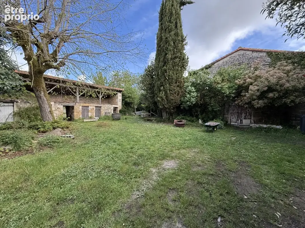 Spacieuse propriété en pierre de 4 chambres, au coeur d'un petit village proche de Ruffec - photo 3