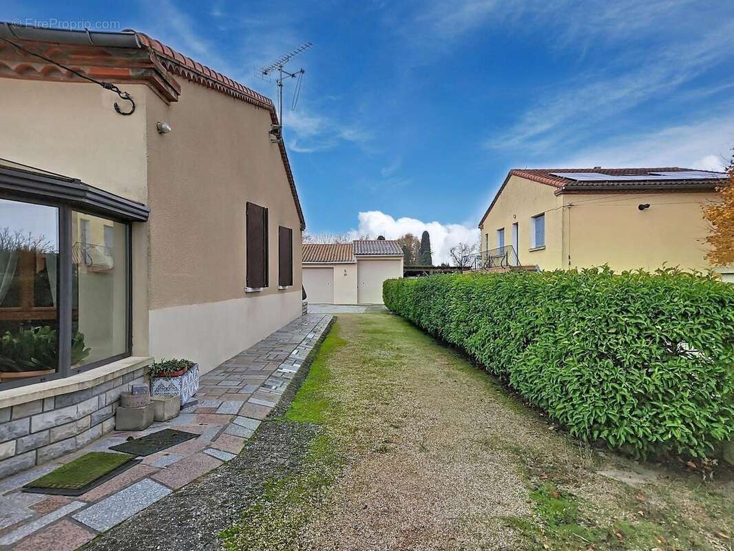 Photo 2 - Maison à VILLENEUVE-LA-COMPTAL