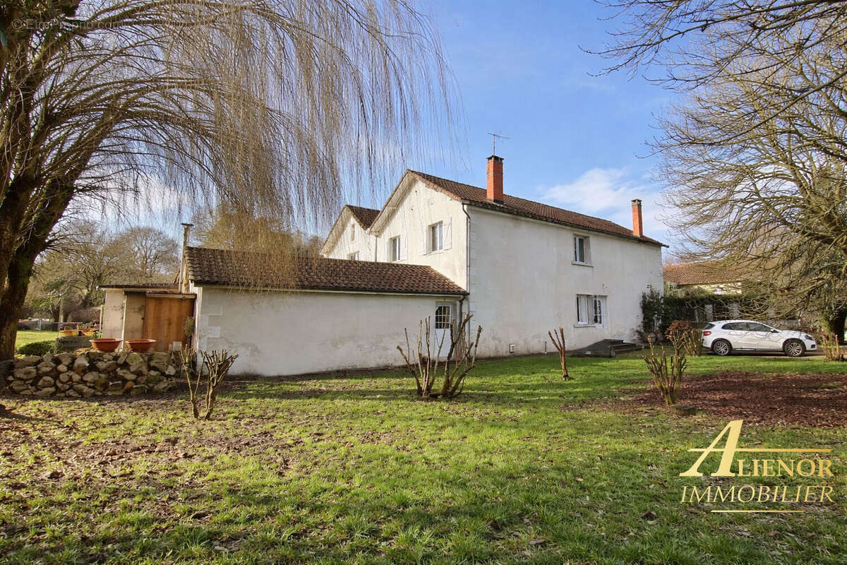 Maison de caractère rénovée avec parc arboré et dépendances - proche Saint-Pardoux-la-Rivière - photo 15
