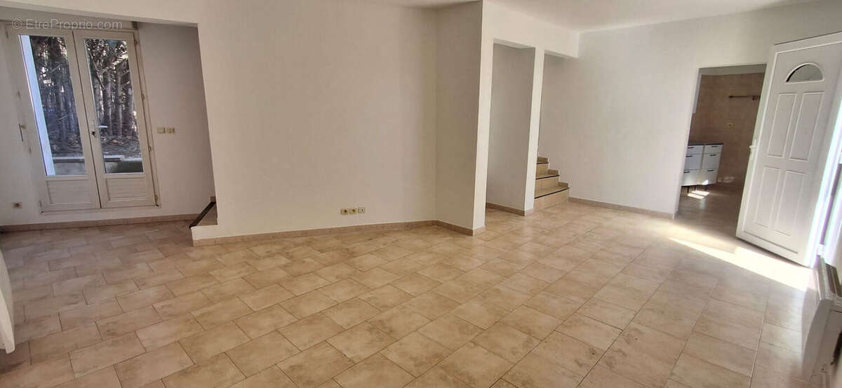 Maison à JONQUIERES-SAINT-VINCENT