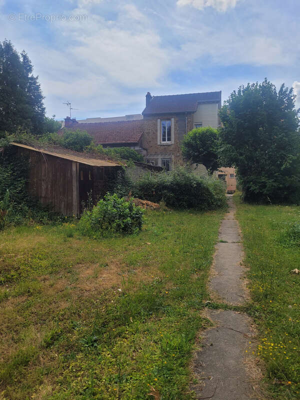 Ensemble immobilier à LIMOGES comprenant deux maisons (une louée et une vide) sur une belle parcelle de 840 m2. - photo 7