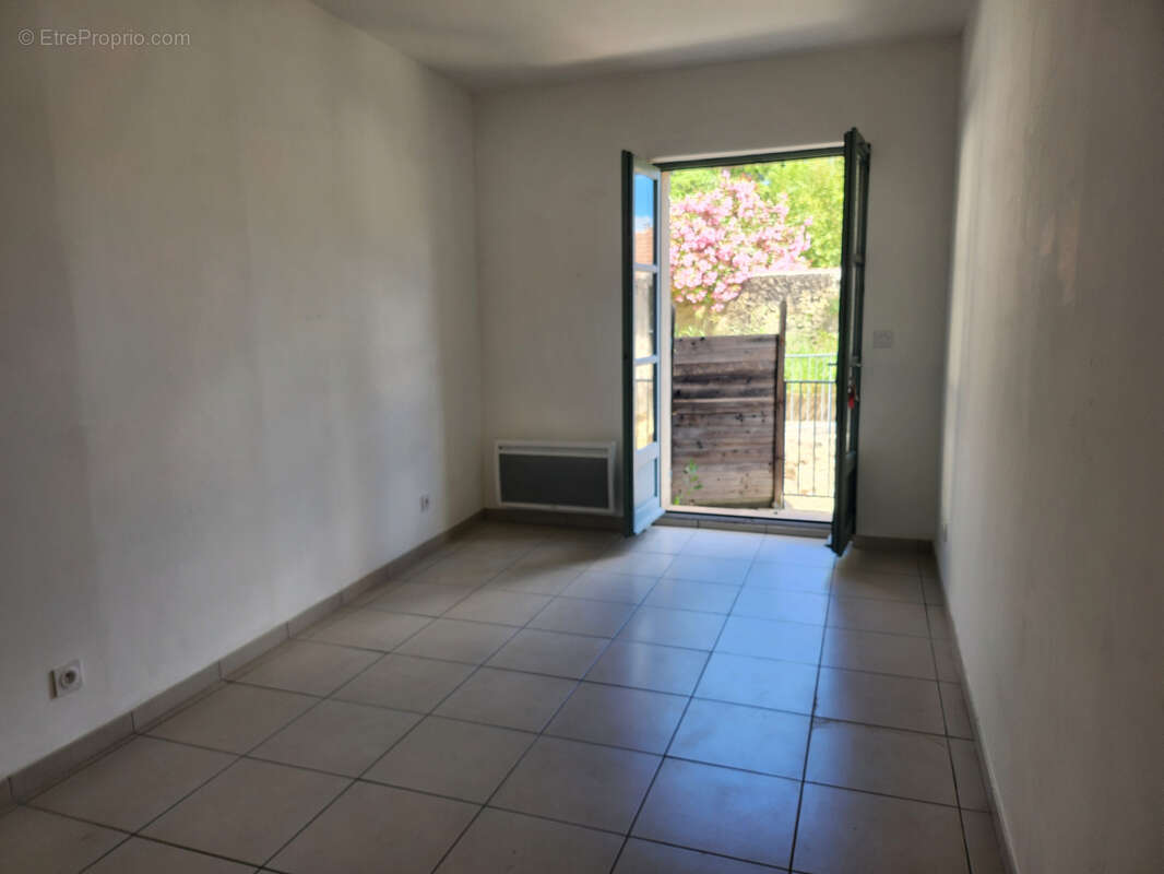 Appartement avec terrasse au 1er étage UZES centre - photo 4