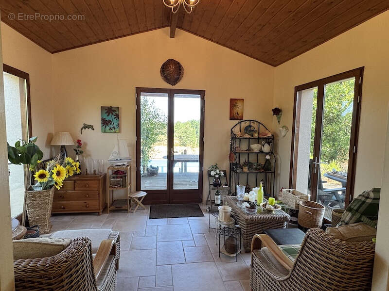 Maison de plain-pied avec grand jardin et une piscine - photo 5