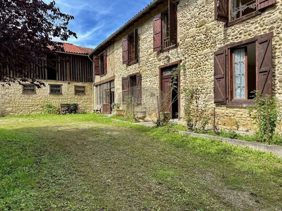 Maison à MONLEON-MAGNOAC