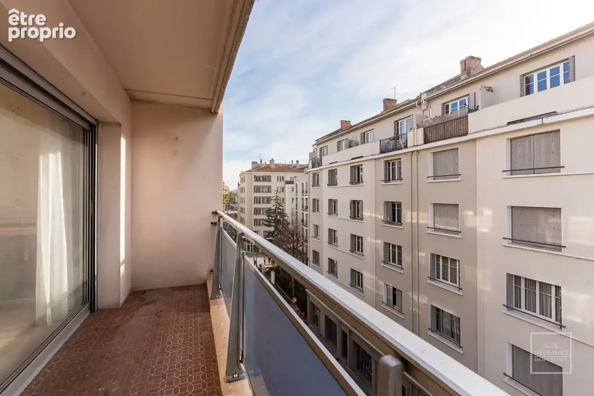 Villeurbanne - gratte ciel , 70m², balcon & loggia, parking - photo 3