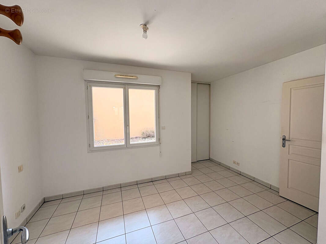 Buxerolles - bel appartement  2 pièce(s) 54 m2 - jardinet - parking privatif. - photo 9