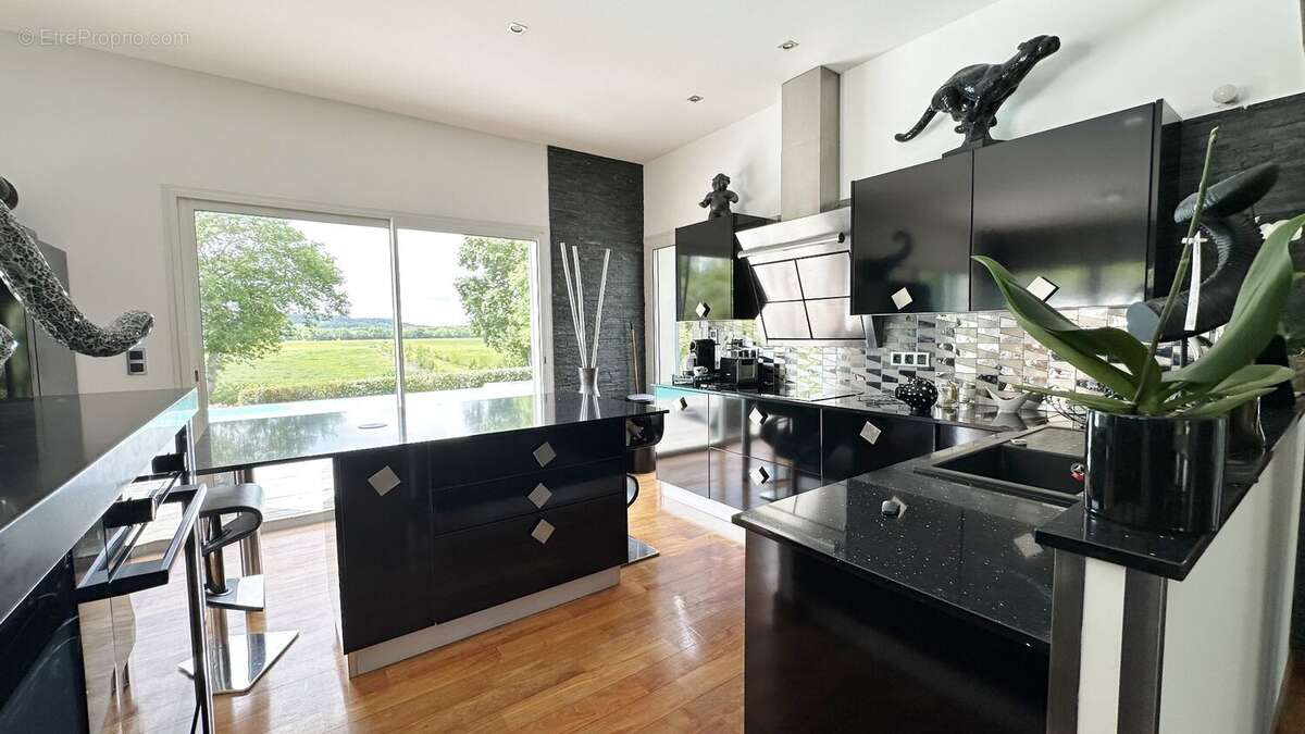 Lieu exceptionnel pour cette villa d'architecte de type 7 pièces de 266 m2 avec piscine - photo 13