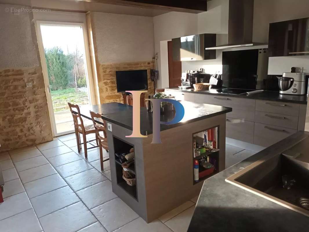 Maison à POUILLY-SOUS-CHARLIEU