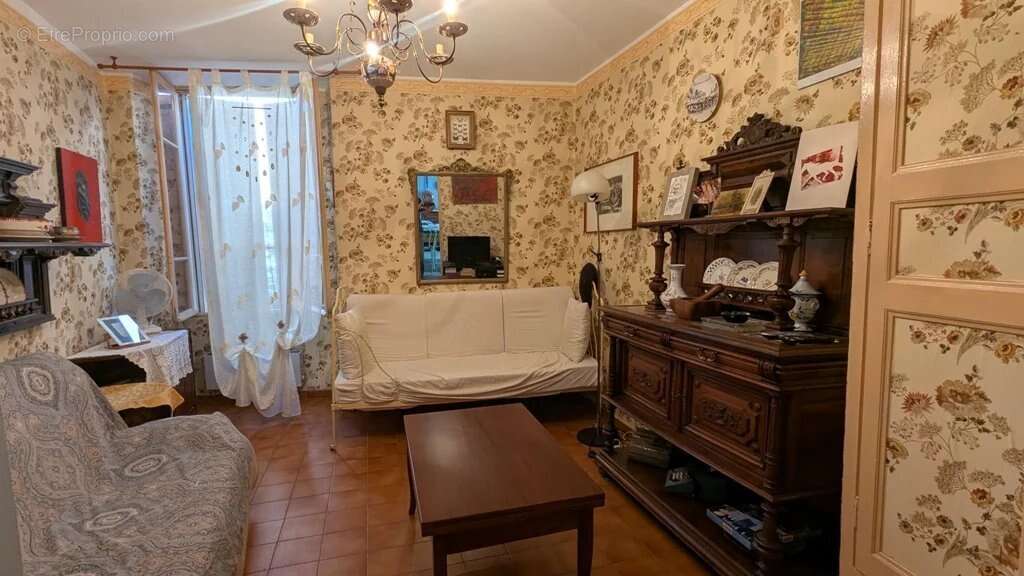 CARCES - Maison de village à rénover avec garage et terrasse - photo 4