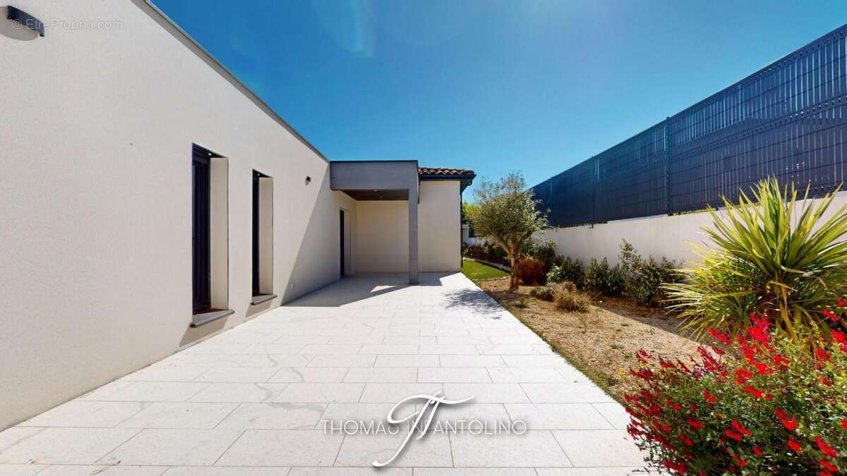 Villa d'architecte 175 m2 - piscine - vue montagne noire - garage - photo 9
