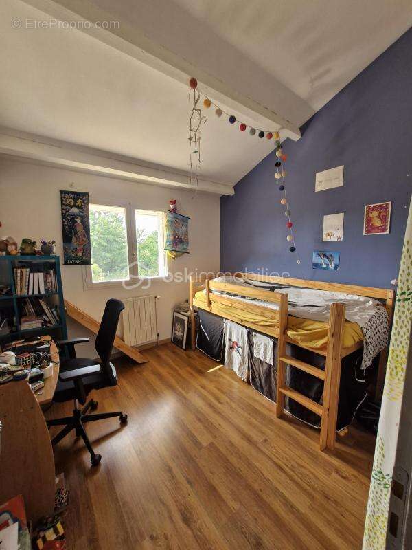 Maison familiale, ou bureaux, 8 pièces, lumineuse, au calme – Avec piscine, jardin, terrasses, grand espace de vie, grand parkin - photo 6