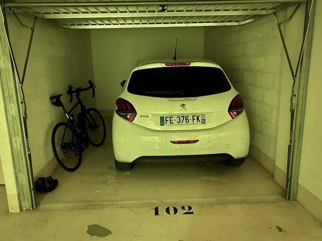 Parking à PARIS-16E