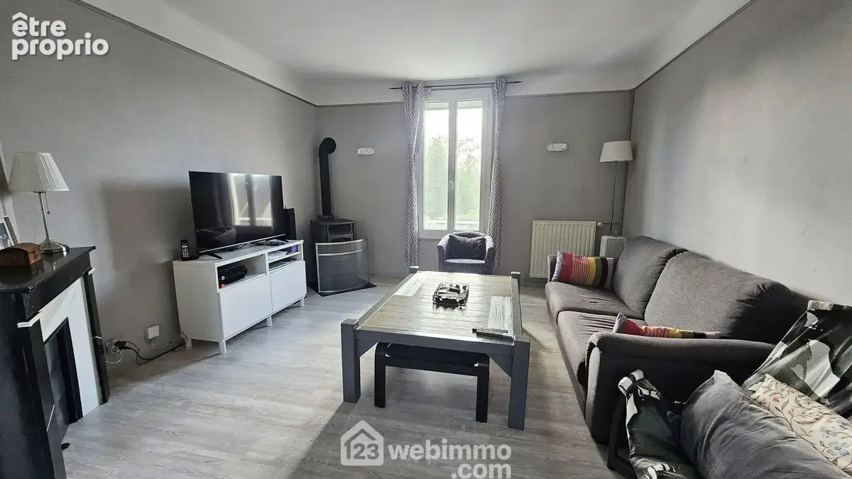 Le séjour de 17 m² avec son poêle à granulés.