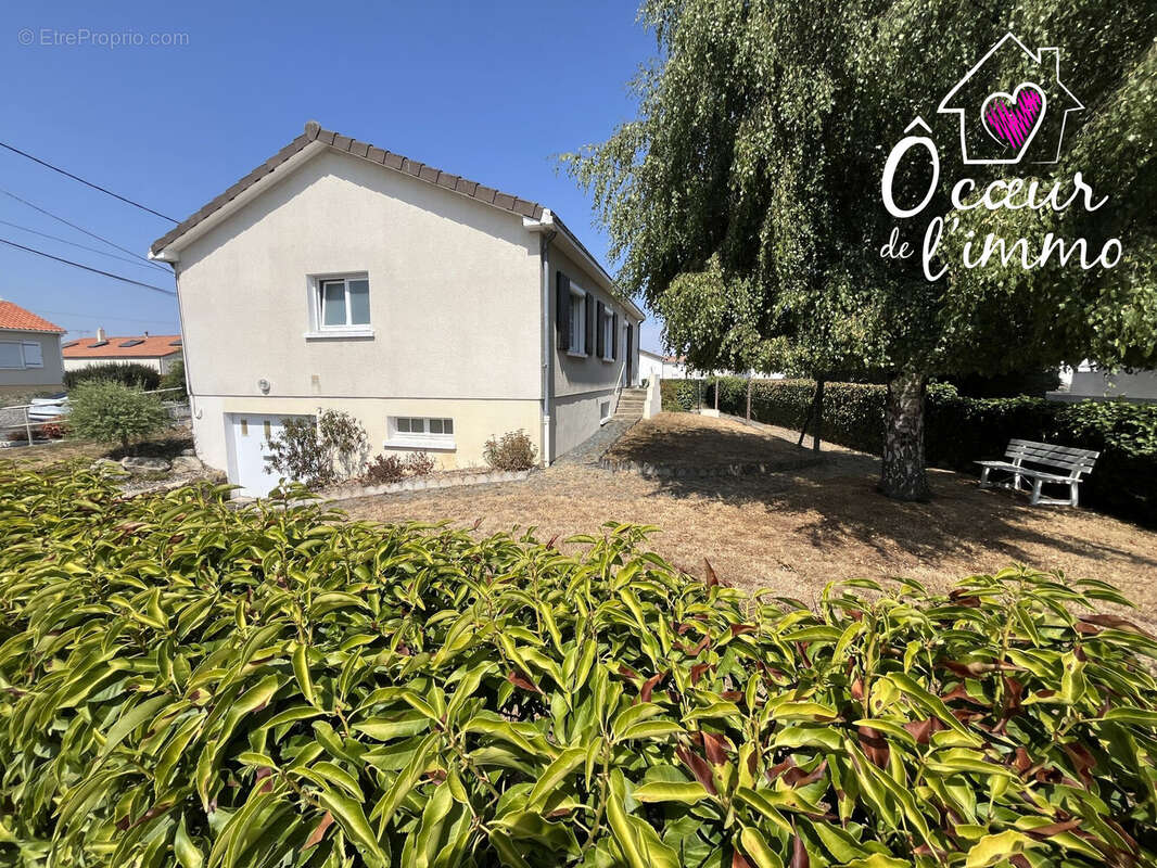 Maison 110 m² à Saint-Pierre-Des-Echaubrognes  - photo 3
