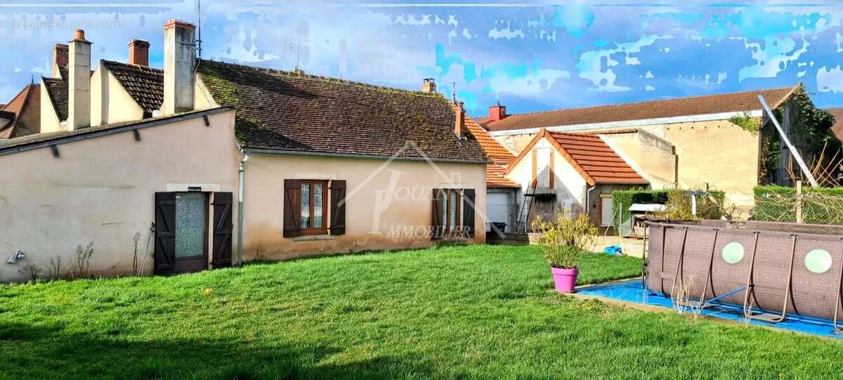 Maison à AINAY-LE-CHATEAU