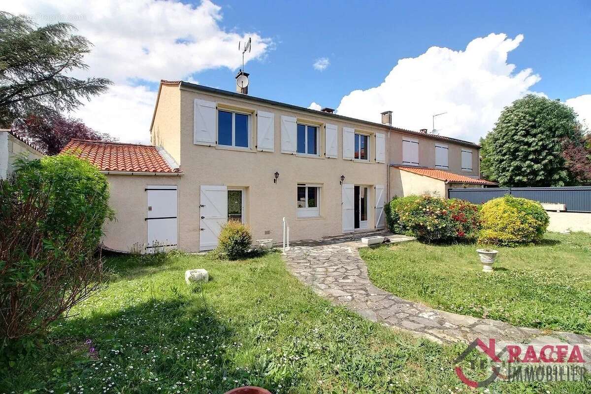 CASTRES - Maison 5 chambres, jardin et double garage - photo 2