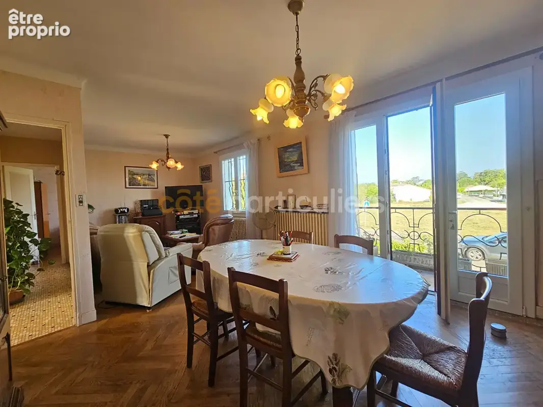 Maison  sur deux niveaux avec garages et jardin. - photo 2
