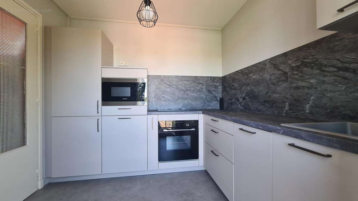 Appartement T4 - CHARNAY LES MACON - Ascenseur, balcons, place privative et cave - photo 3