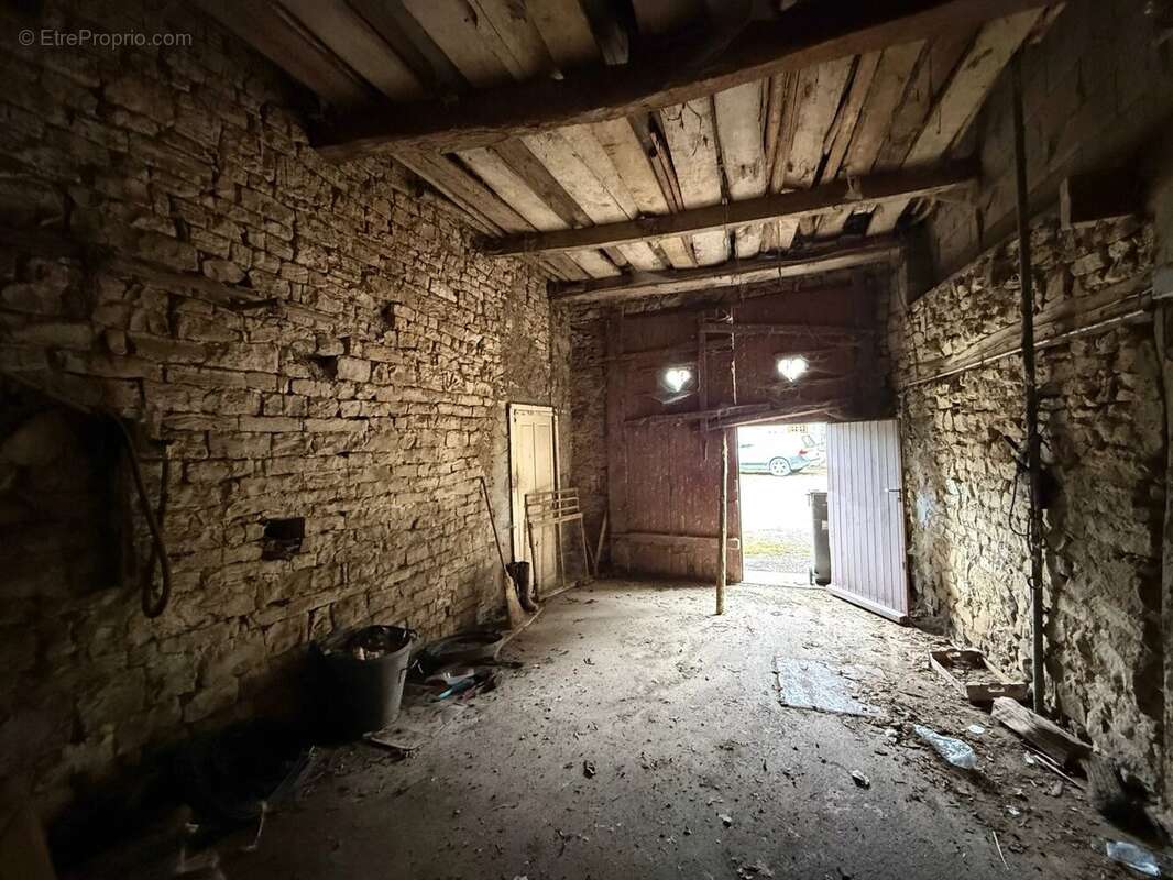Grande ferme villageoise double indépendante à rénover – deux maisons, nombreuses dépendances, presque 1 hectare - photo 7