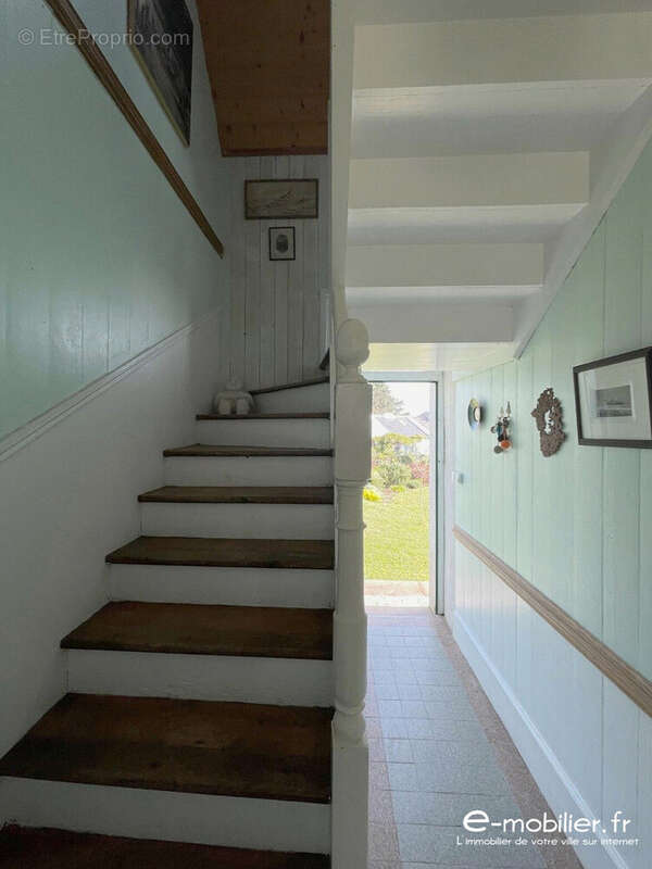 Escalier menant à l'étage - Maison à GROIX