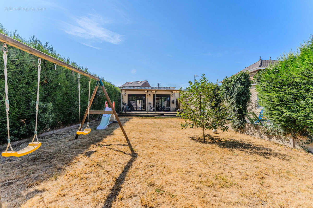 Plain pied familial avec grande piece de vie de 70m2 ! - photo 12