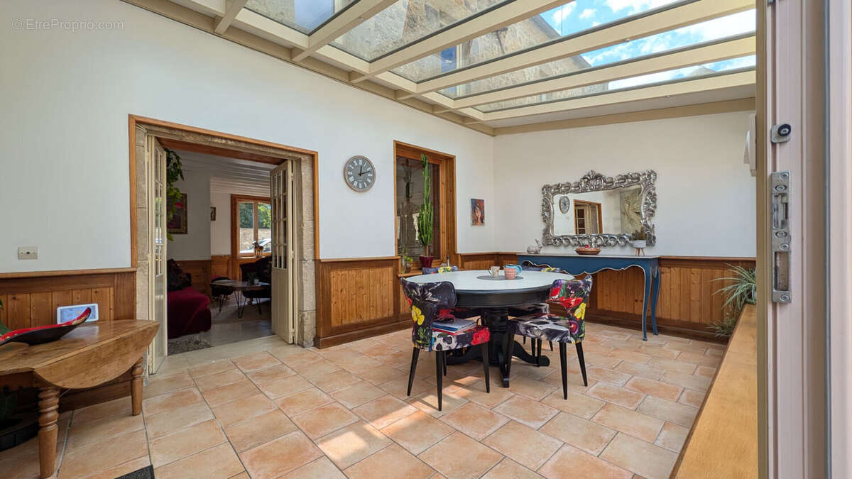 Maison de caractère du XVIIIème siècle avec jardin et dépendances ! - photo 3
