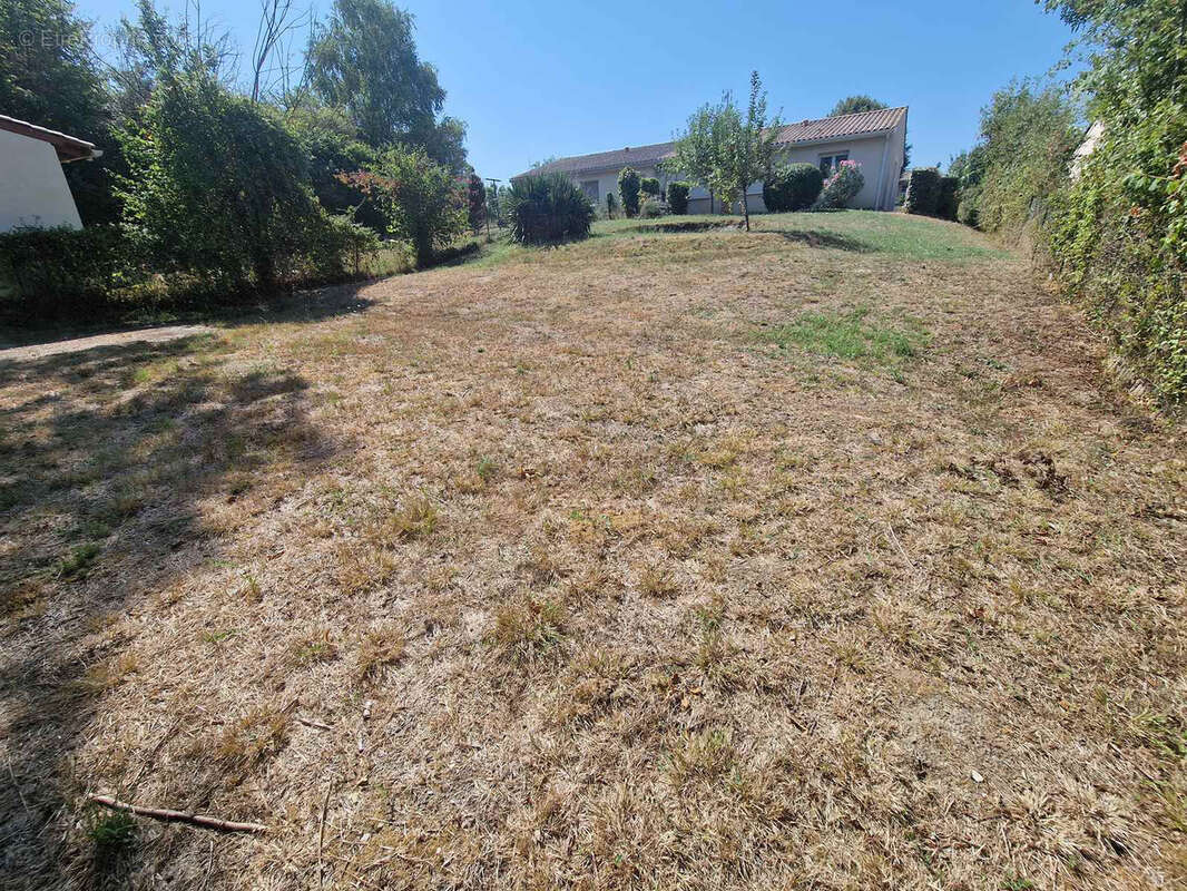 Maison de plain-pied avec jardin et garage - photo 2