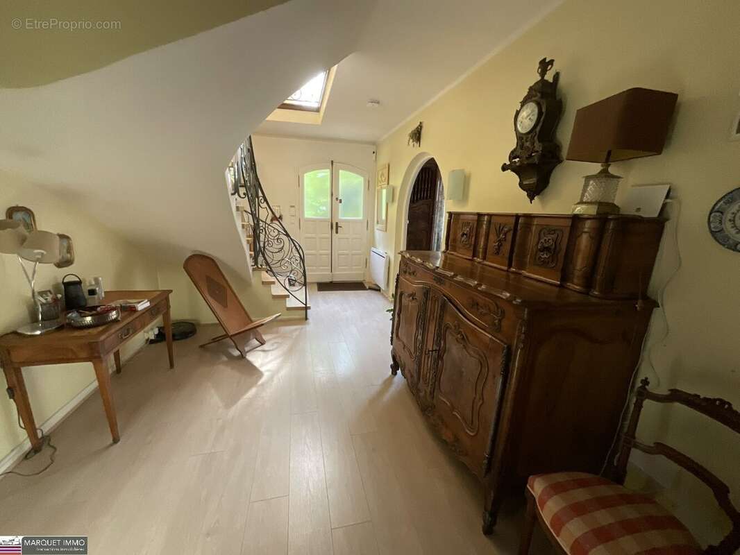 Découvrez cet ensemble immobilier composé de 2 villas indépendantes T6 de 179 m² et T3 de 59 m² en 4 faces sur 828 m² de terrain - photo 8