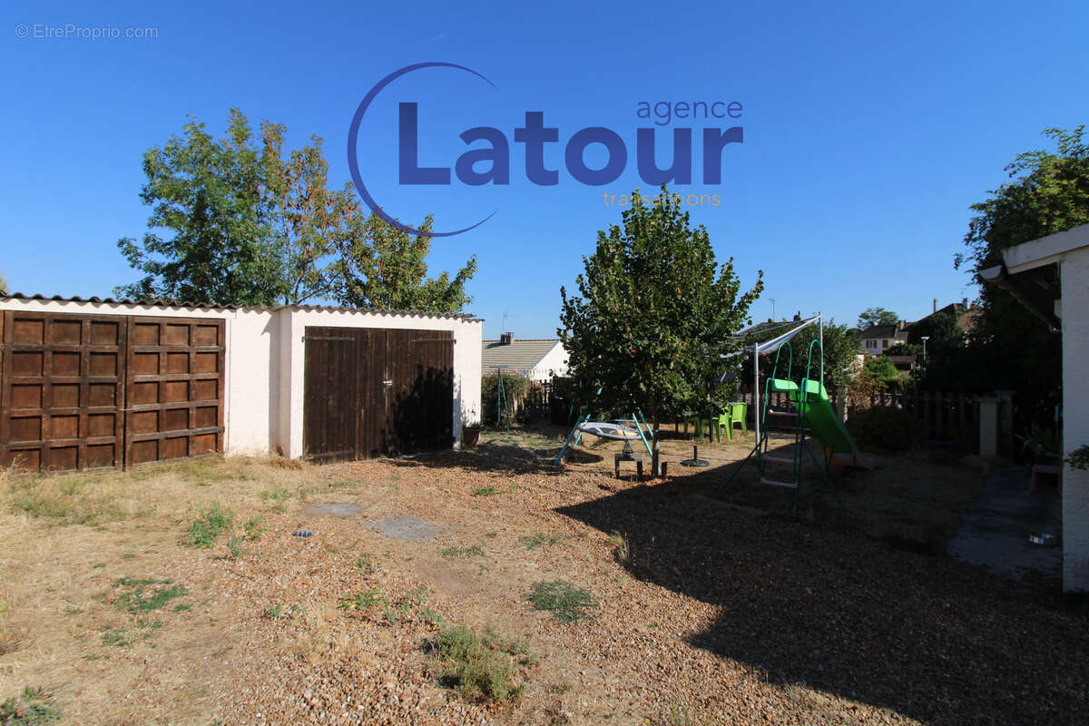 A VERNOUILLET, maison de plain pied, 5 pièces, 3 chambres avec un garage. - photo 11