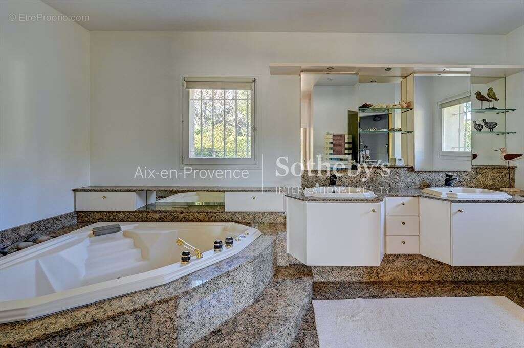 Maison d'exception - 280 m² à vendre à proximité d'Aix-en-Provence - photo 17