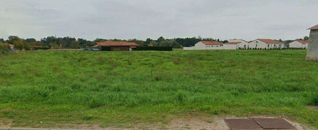 Terrain à MARINGUES