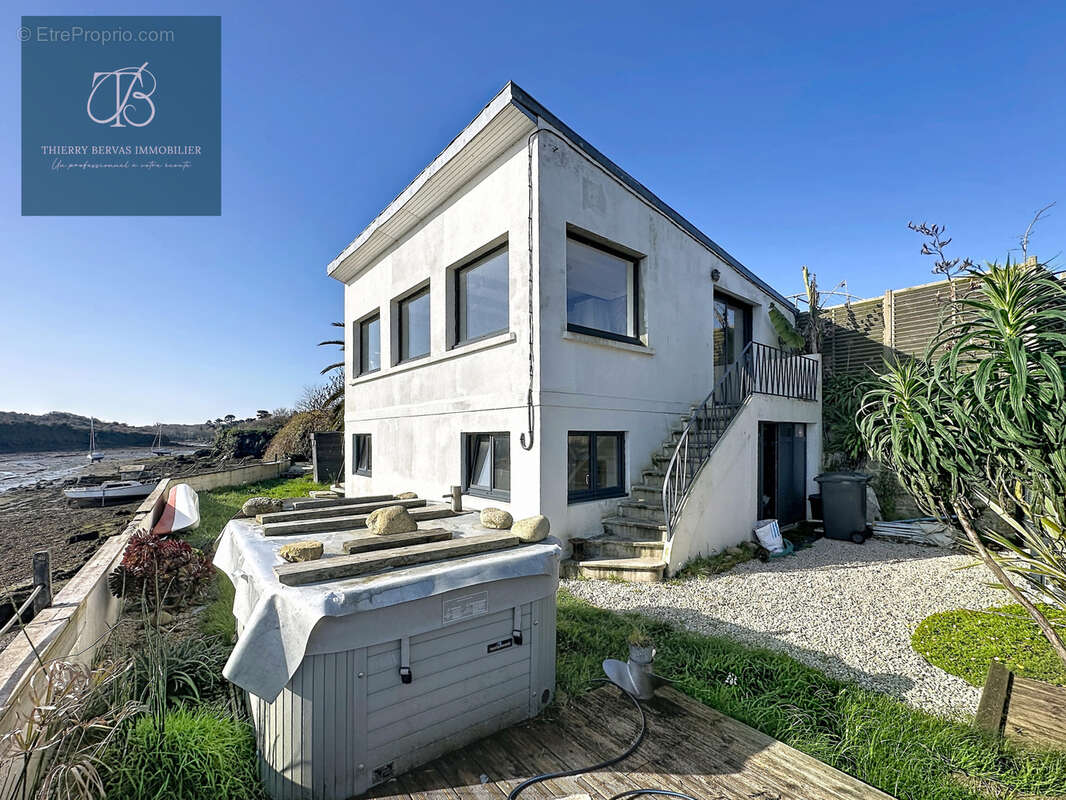 Maison à LAMPAUL-PLOUARZEL