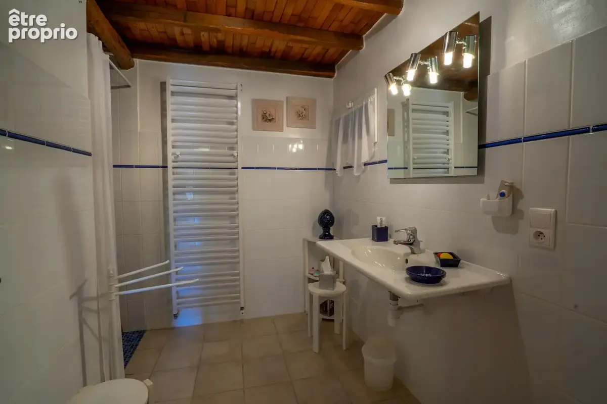 Grange en pierre restaurée (5 chambres) avec dépendance s et piscine. - photo 15